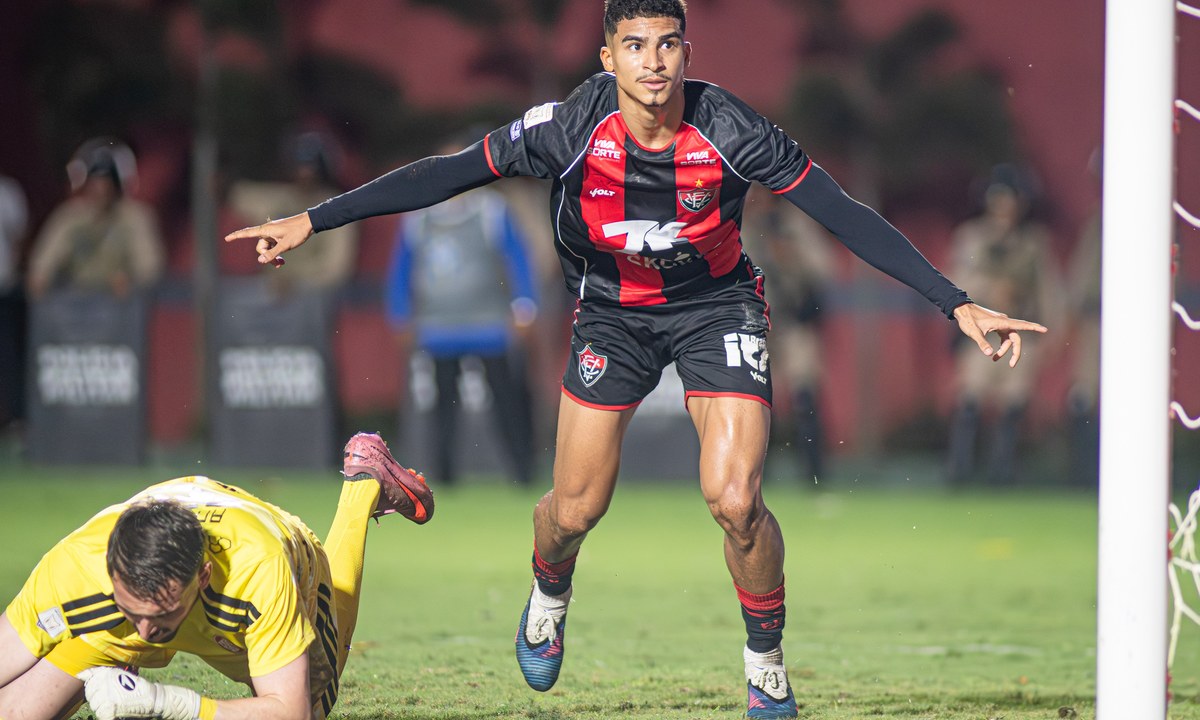 Vitória segura pressão do Inter e vence no Barradão