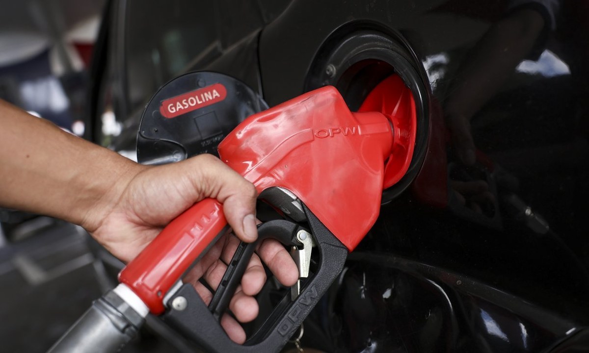 Acelen reduz preços da gasolina e do diesel para distribuidoras na Bahia
