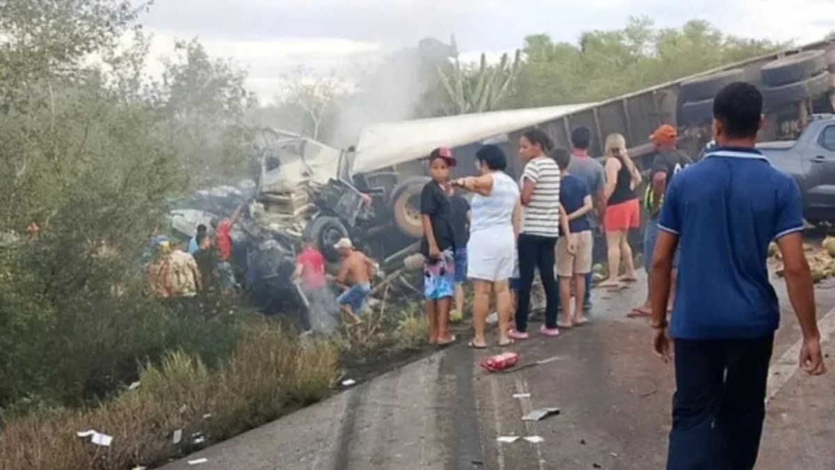 Acidente com 16 mortos na BR-116 deixa Bahia em luto