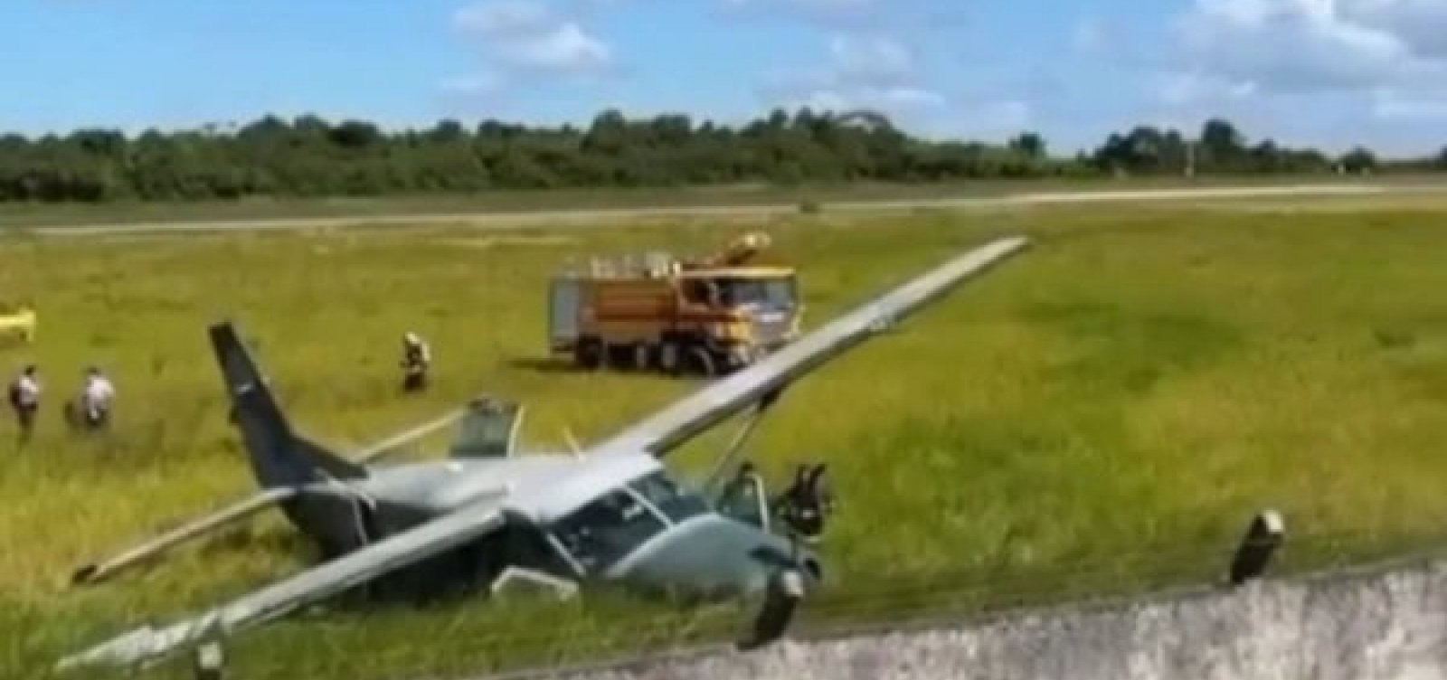 Avião da FAB sai da pista em Porto Seguro e provoca cancelamento de voos