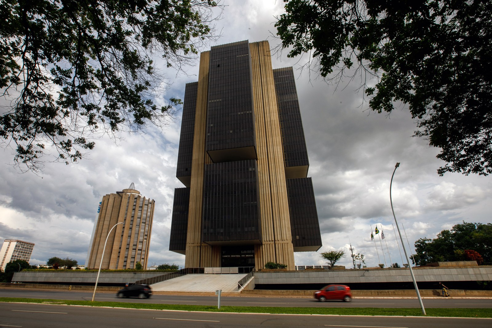 Banco Central eleva previsão de crescimento do PIB para 2% em 2026