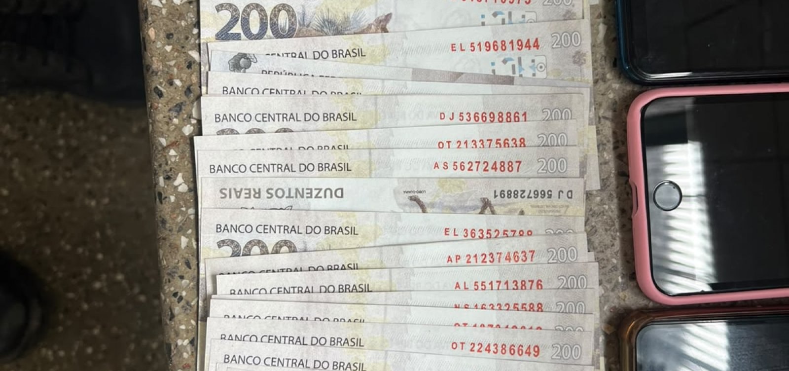 Cinco pessoas são detidas por suspeita de comercializar cédulas falsas na Bahia