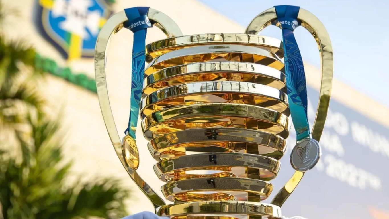 Taça da Copa do Nordeste, símbolo do pentacampeonato conquistado pelo Vitória.