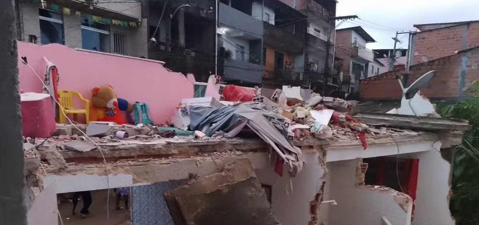 Imóvel desaba em Pirajá e deixa criança ferida em Salvador