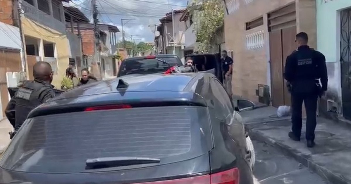 Ônibus com estudantes cai em buraco na BR-101 e assusta moradores no sul da Bahia