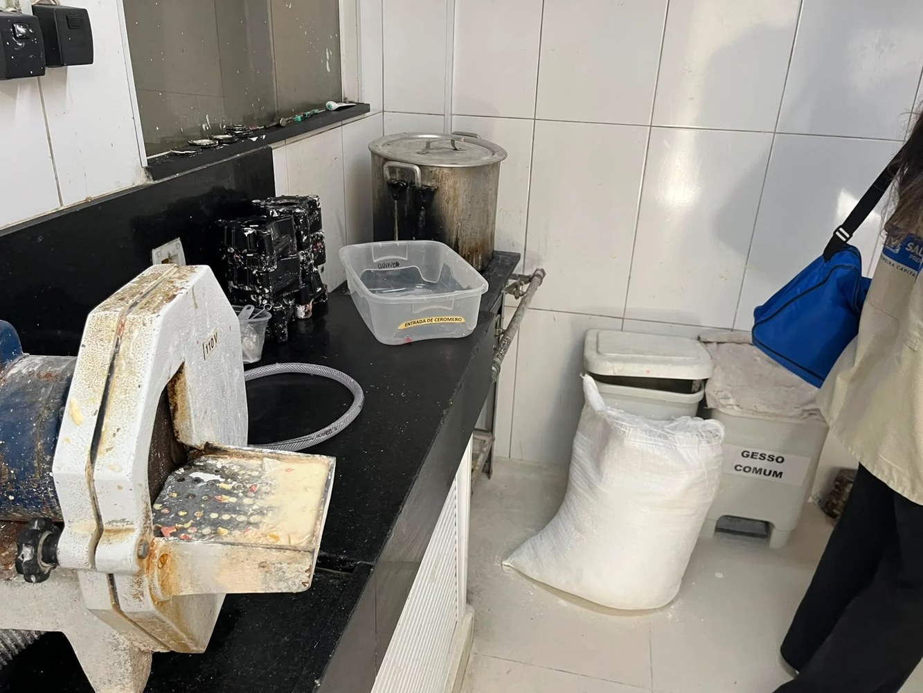Operação interdita quatro clínicas odontológicas em Salvador