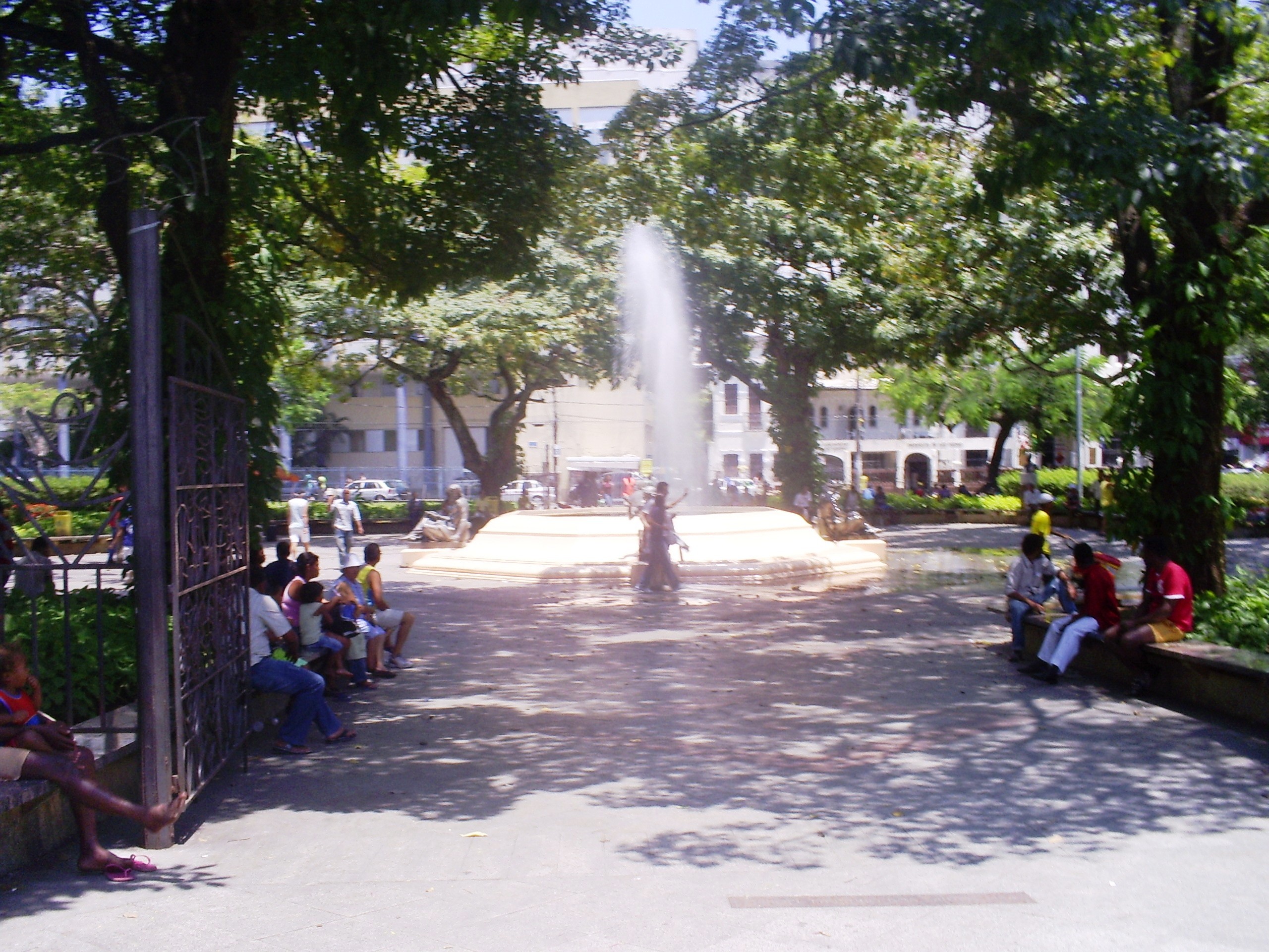 Praça da Piedade volta a chamar atenção por abandono no Centro