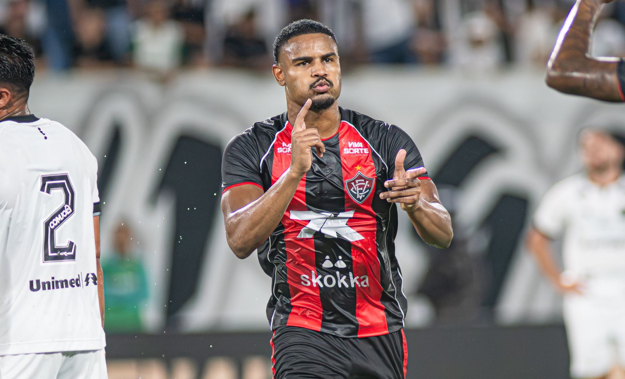 Lesão de Nathan Mendes acende alerta no Vitória antes da final