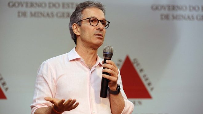 Crise interna no Novo expõe desgaste entre aliados da direita após críticas de Zema a Flávio Bolsonaro
